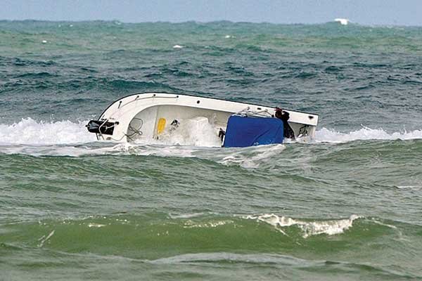 large-wave-capsize-boat
